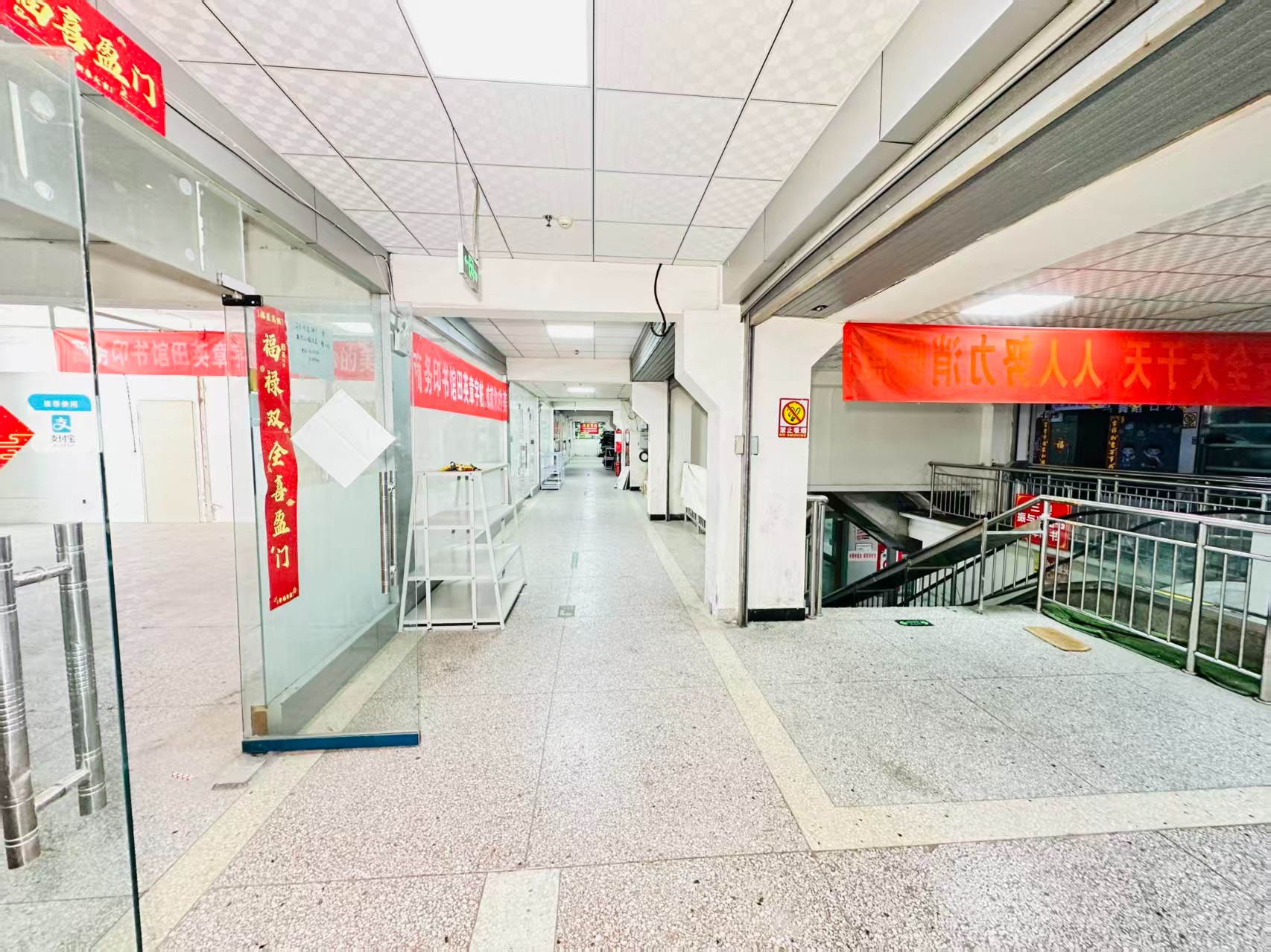 义勇东街引入人工智能技术应用场景，推动AI与商业、零售、电商、企业服务等领域融合发展。